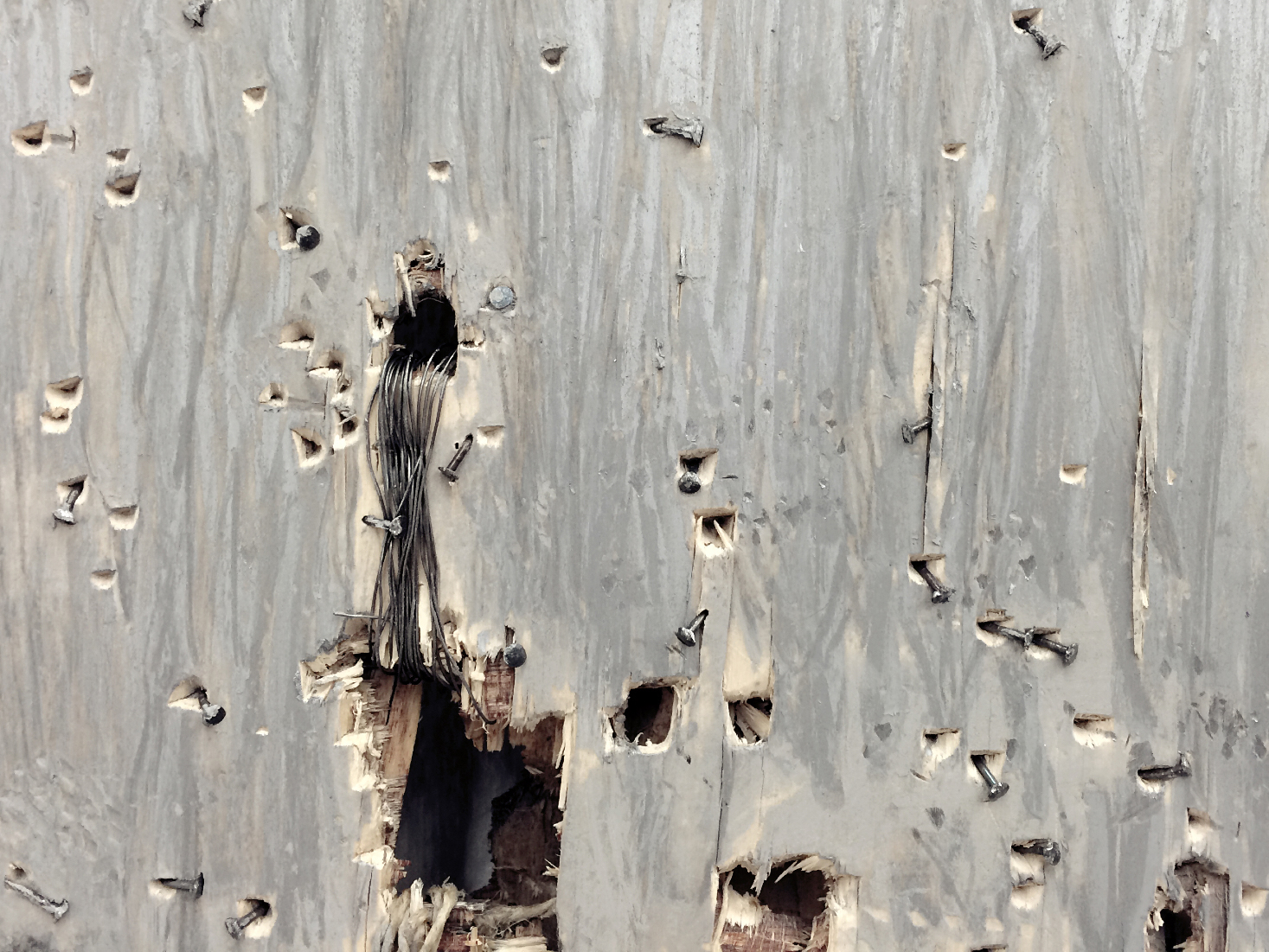 L X 2015小华《木头，钉子和绳》局部 综合材料 24cm×30cm 2015年